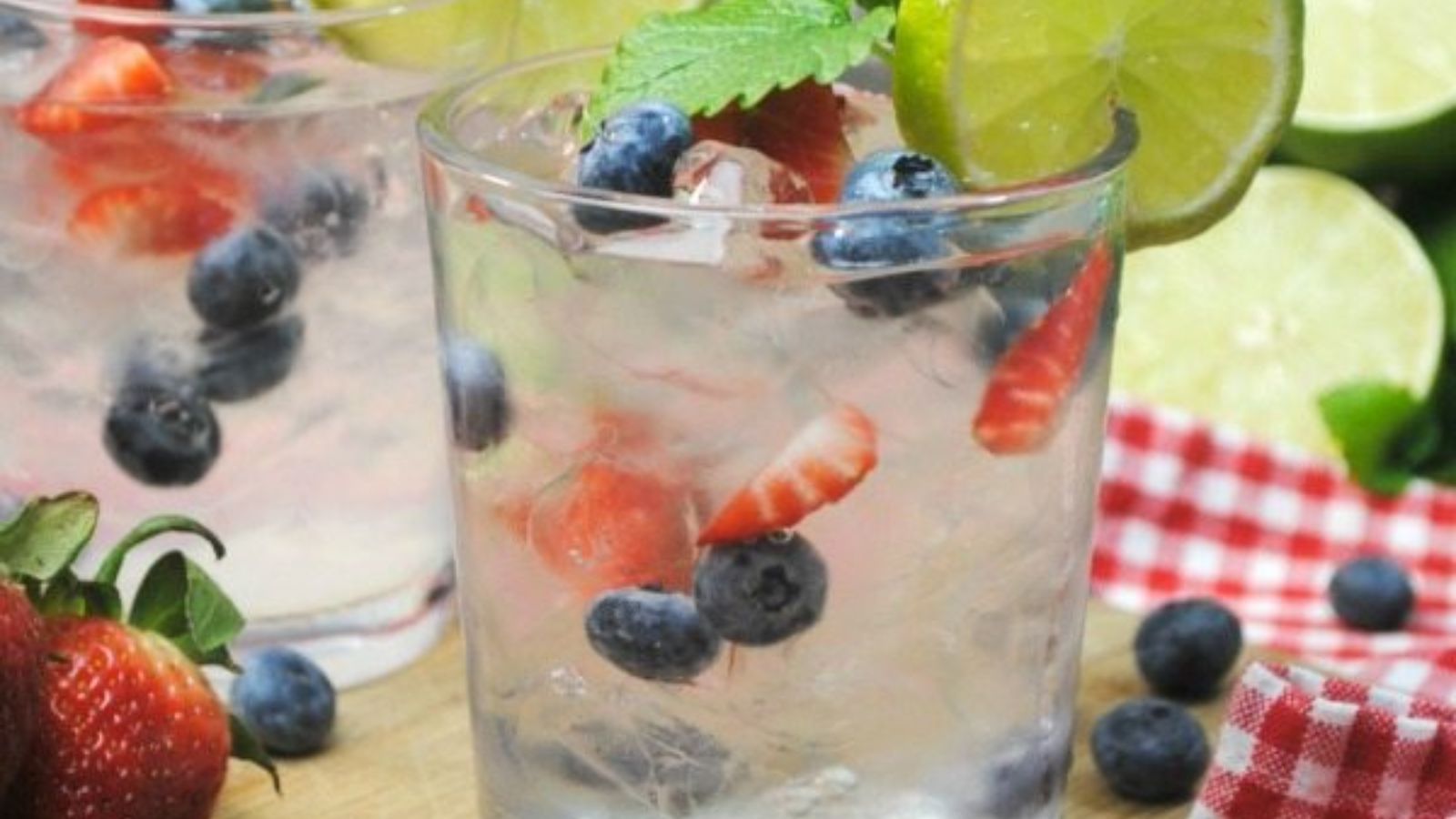 BERRY WHITE WINE SPRITZER