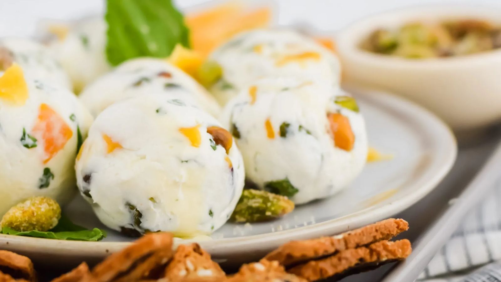 HONEY GOAT CHEESE BALL APPETIZER