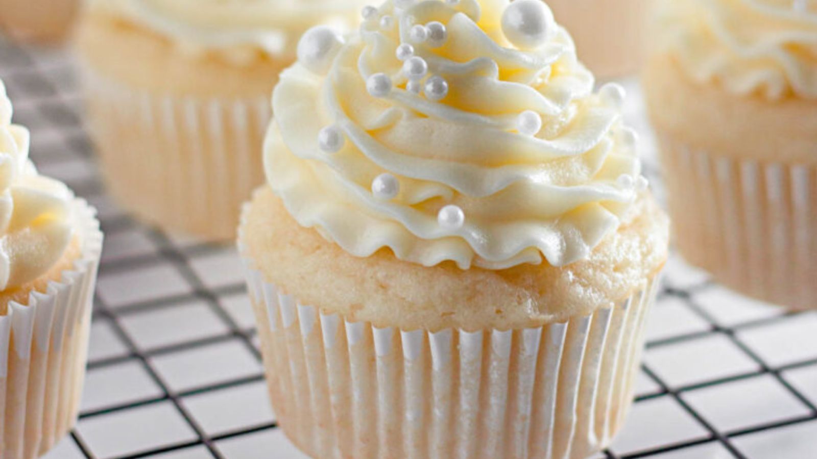 White WeddiNg Cupcakes
